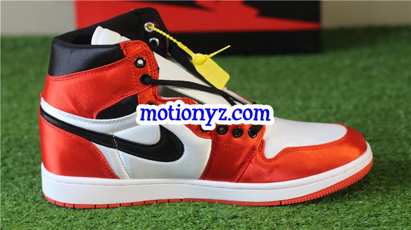 Air Jordan 1 Retro High OG Black Toe Satin